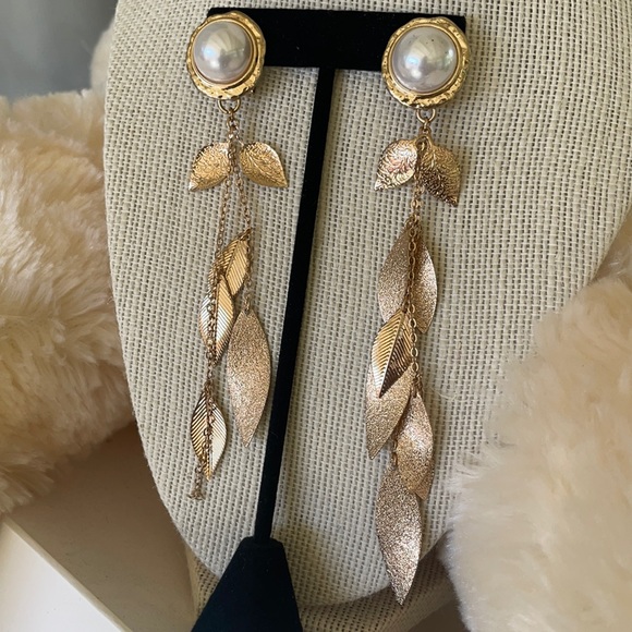 Zara Jewelry - Zara | leaf pearl earrings